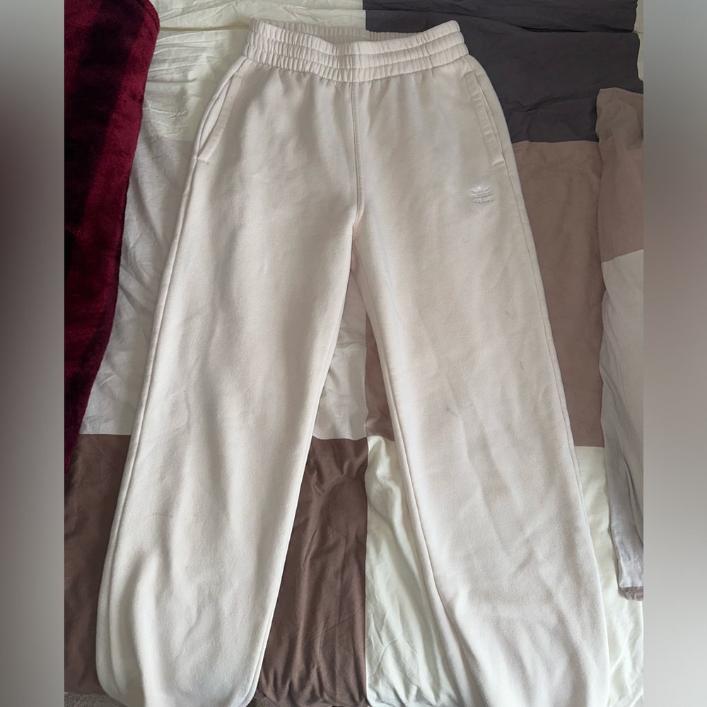 ADIDAS ORIGINALS WOMEN'S ESSENTIALS FLEECE JOGGERS / WONDER WHITE